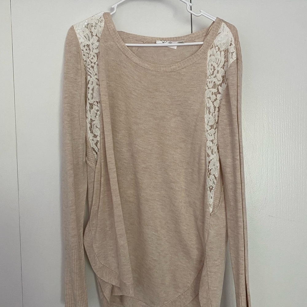 RD Style Kaysey Curved Hem Lace Detail Pullover